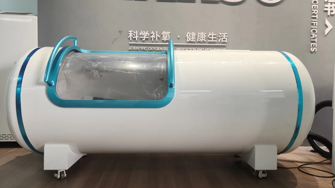 Medical-grade rigid hyperbaric oxygen chamber